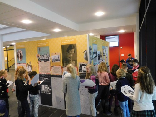 Grundschüler*innen der Till-Eulenspiegel-Schule Mölln arbeiten in der Ausstellung "Lesen & Schreiben mit Anne Frank"